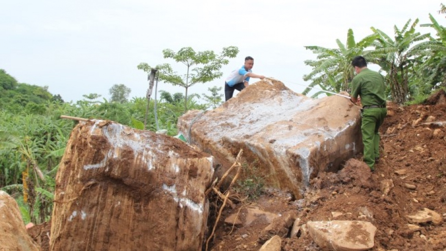 Bắt giữ 4 nhóm đối tượng tổ chức khai thác đá trái phép tại Nghệ An